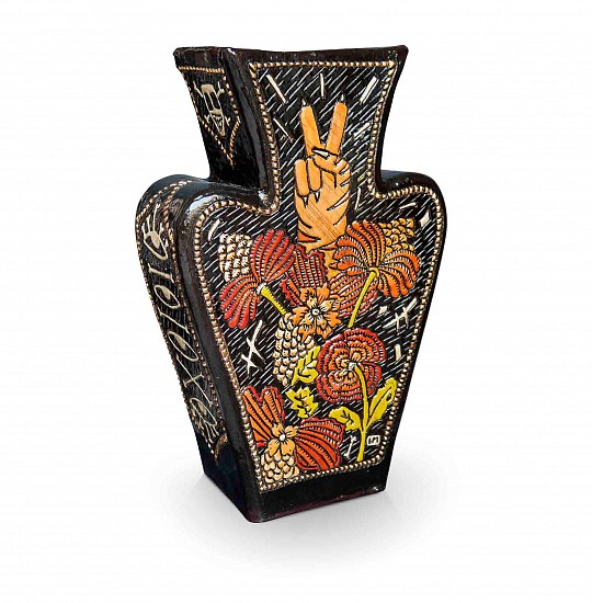 LUCINDA MUDGE, CHINA 'S CHINA ç‰›å±„æ­»äº†
2018, CERAMIC, GOLD LUSTRE